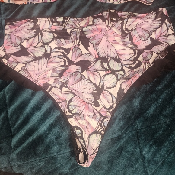 Torrid Bra and matching lingerie - Picture 7 of 8